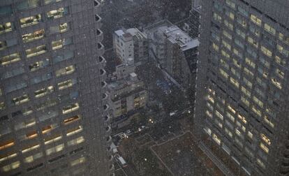 Copos de nieve caen en el distrito financiero de Tokio (Japn).