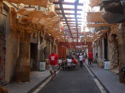 Calle engalanada en las fiestas del barrio de Gràcia, Barcelona.