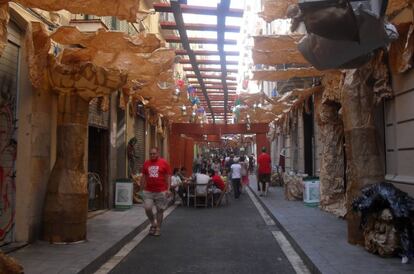 Calle engalanada en las fiestas del barrio de Gràcia, Barcelona.