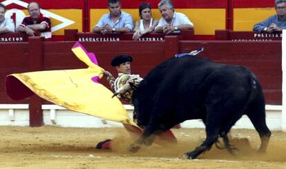 Jos&eacute; Mar&iacute;a Manzanares recibe de rodillas al segundo de su lote.