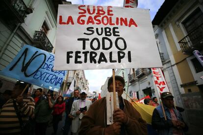 Decenas de personas participan en una marcha en Quito (Ecuador), el 27 de diciembre de 2018. El Frente Unitario de Trabajadores (FUT), la mayor central obrera de Ecuador, efectuó una protesta contra un paquete de medidas aplicadas por el Gobierno del presidente Lenín Moreno, en especial, el aumento del precio de las gasolinas y un incremento salarial considerado exiguo por el sindicato.