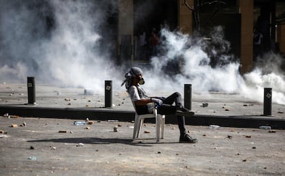 Un manifestante sentado en una silla, durante las protestas de esta tarde de Beirut.