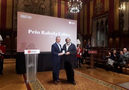 El tinent d'alcalde Jaume Collboni entrega la Medalla d'Or de la Ciutat al net de Pompeu Fabra.