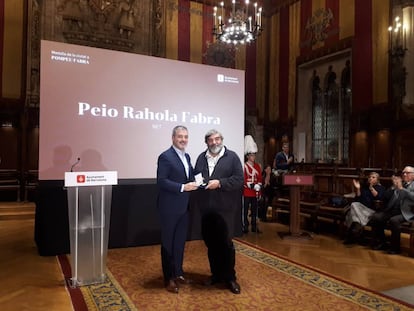 El tinent d'alcalde Jaume Collboni entrega la Medalla d'Or de la Ciutat al net de Pompeu Fabra.