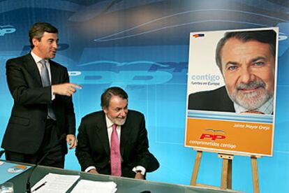 Ángel Acebes, secretario general adjunto del PP, y Jaime Mayor, cabeza de cartel, en la presentación de la campaña.