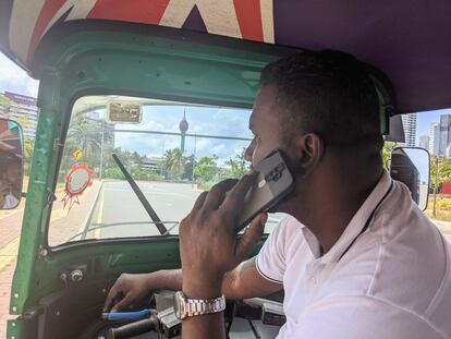 Roshan Ravindra habla por teléfono en su 'tuk-tuk', este sábado en Colombo.