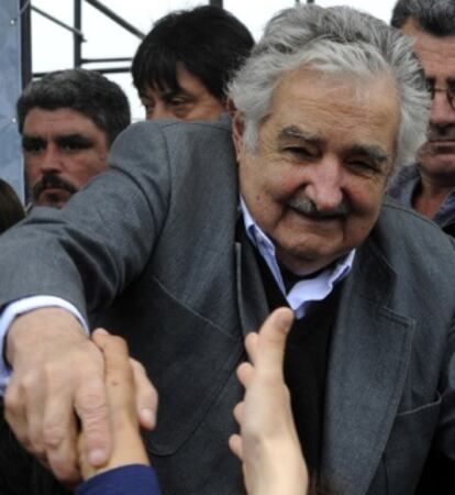 El presidente Mujica saluda a simpatizantes.