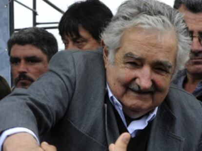 El presidente Mujica saluda a simpatizantes.