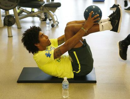 Dante completa un ejercicio en el gimnasio.