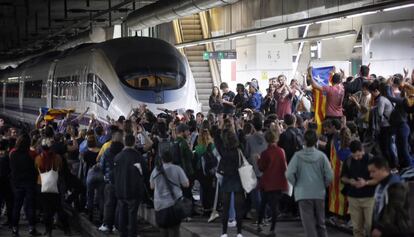 Manifestants tallen les vies del tren durant la vaga del 8 de novembre.