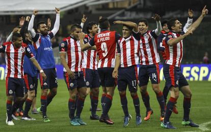 Los jugadores de Chivas durante un partido de copa