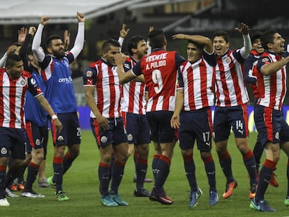 Los jugadores de Chivas durante un partido de copa