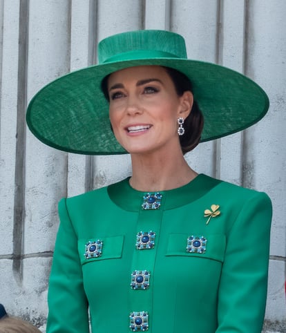 El broche de Cartier que llevaba en la solapa en forma de trébol también era un homenaje a Irlanda. Este mismo broche lo ha llevado también para la celebración de St. Patrick's Day.