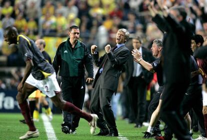 Más allá de los títulos", señaló Wenger en 2010; "estoy orgulloso de nuestro estilo. Hemos mantenido una forma de ser, actuar y jugar reconocible en todo el mundo". En la imagen, el entrenador del Arsenal celebra el pase a la final de la Champions en el estadio de El Madrigal. Al Arsenal le valió el 1 a 0 del partido de ida y el Villarreal quedó apeado de la competición europea. (24/04/2006)