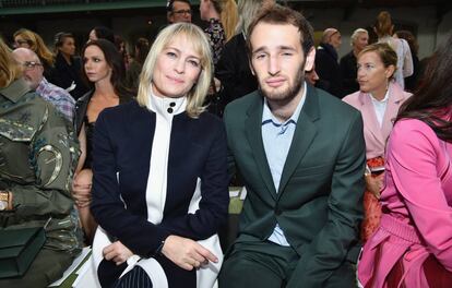 Robin Wright con su hijo Hopper en el desfile de Valentino en París en octubre de 2017.