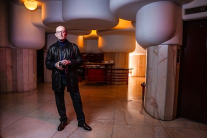  Javier Sáenz Guerra, arquitecto e hijo de Sáenz de Oiza, en el recibidor de Torres Blancas.