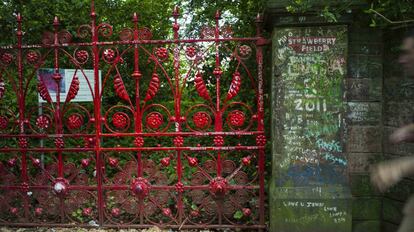 La verja de Strawberry Fields, que conserva la puerta de arenisca original, en Liverpool.