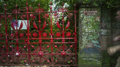 La verja de Strawberry Fields, que conserva la puerta de arenisca original, en Liverpool.