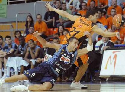 Blanco, del Fuenlabrada, lucha con el jugador del Gran Canaria Karl English