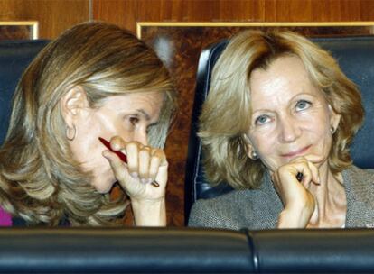 La ministra de Ciencia, Cristina Garmendia, a la izquierda, junto a la vicepresidenta segunda, Elena Salgado.