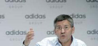 El presidente de Adidas, Herbert Hainer, responde durante la rueda de prensa celebrada para anunciar los resultados anuales de la compañía, en Herzogenaurach (Alemania), hoy, miércoles 7 de marzo de 2012.