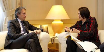 El ministro de Fomento, ínigo de la Serna, junto a la comisaria europea de Transportes, Violeta Bulc.