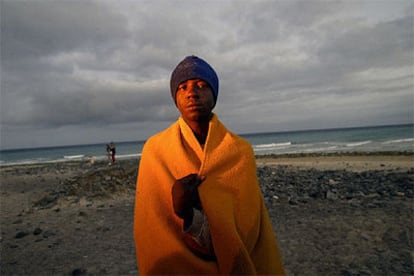 Un inmigrante, tras recibir ayuda en una playa de la isla de Fuerteventura en agosto de 2004.