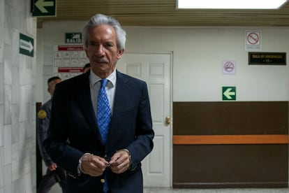 José Rúben Zamora llega a la audiencia en un juicio en su contra en Cuidad de Guatemala el 30 de mayo.