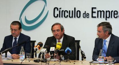 El vicepresidente, Fernando Eguidazu, el presidente del Círculo, Claudio Boada Palleres y Javier Vega de Seoane, también vicepresidente.