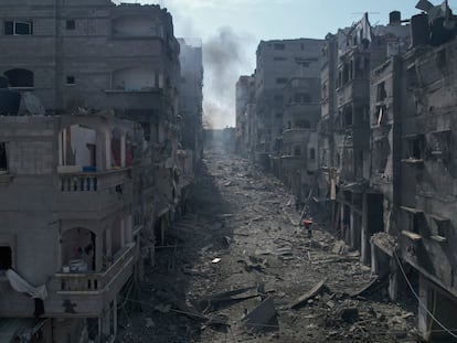 Vista de una calle con sus edificios destruidos tras un bombardeo israelí en Jabalia, Gaza, el miércoles.