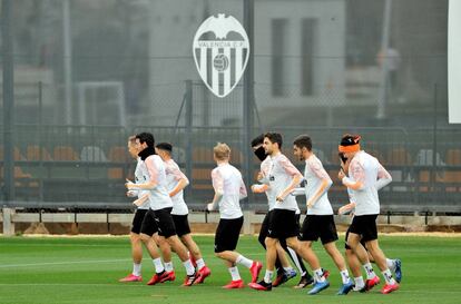 Los jugadores del Valencia, durante el último entrenamiento.