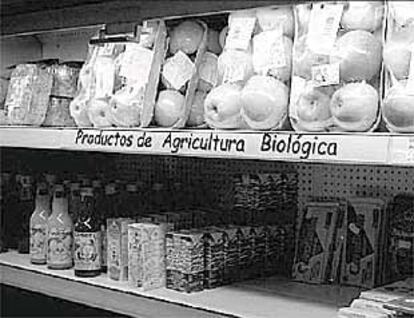 Productos de agricultura ecológica en un supermercado.