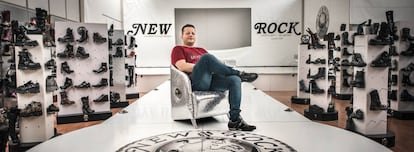 Nicolás Ortuño posa con un muestrario de su empresa, New Rock, en la fábrica de la firma en Yecla (Murcia).