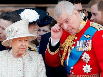 La reina Isabel II y el príncipe Andrés, en el palacio de Buckingham en 2019.