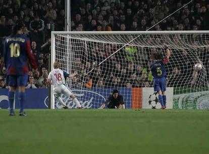 Momento en que Valdés encaja el gol del empate.