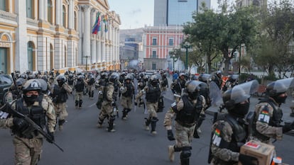 Militares se retiran de la sede del Gobierno de Bolivia.