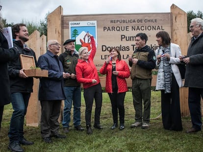 Kris Tompkins, con el brazo levantado, en el acto formal de donación de tierras a Chile.