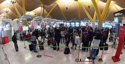 Colas en los mostradores de facturación en la T4 del aeropuerto de Madrid-Barajas.