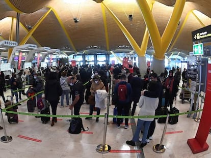 Colas en los mostradores de facturación en la T4 del aeropuerto de Madrid-Barajas.