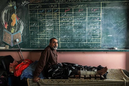 Akram al Zein, de 49 años, herido tras un ataque israelí, espera en una de las aulas de la escuela Ras al Naqoura, en Jan Yunis, tras ser trasladado desde el Hospital Indonesio.