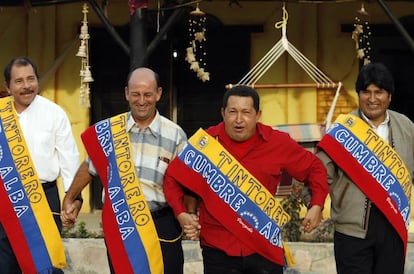 Pacto energético bolivariano. El presidente de Nicaragua Daniel Ortega, el exvicepresidente cubano Carlos Lage, el fallecido presidente venezolano Hugo Chávez y el boliviano Evo Morales, posan para la foto oficial del ALBA (Alternativa Bolivariana para las Américas) en el pueblo de Tintorero, en Barquisimeto, el 29 de abril de 2007.
