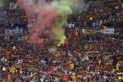 Aficionados italianos en la grada del estadio Puskas arena en Budapest.