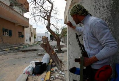 Un rebelde vigila una calle en el centro de la ciudad de Misrata (Libia).