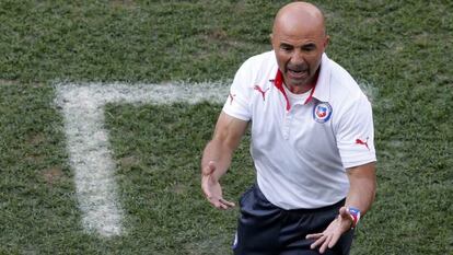 Sampaoli gesticula en el partido que enfrent&oacute; a Chile con Holanda.