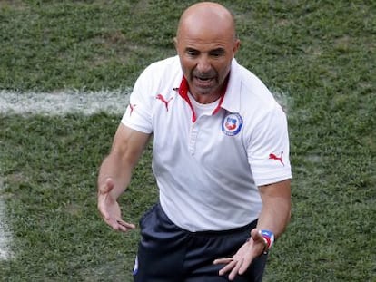 Sampaoli gesticula en el partido que enfrent&oacute; a Chile con Holanda.