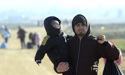 Imagen de refugiados procedentes de Oriente Próximo camino de un campamento en la ciudad serbia de Miratovac.