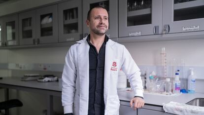 El paleontólogo Edwin Cadena en su laboratorio de la Universidad del Rosario, en Bogotá (Colombia).