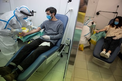 A health center in Barcelona tests patients for Covid-19 as part of the serology study organized by the Health Ministry.