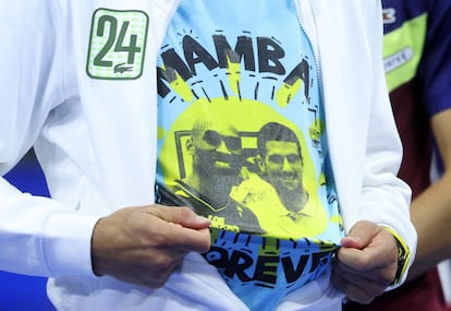 Djokovic muestra su camiseta en homenaje a Kobe Bryant.