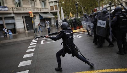 Un policia dispara una pilota de goma l'1-O.